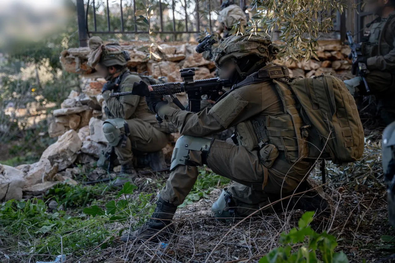 Фото солдата ЦАХАЛ, разбивающего статую Христа на юге Ливана, вызвали резонанс