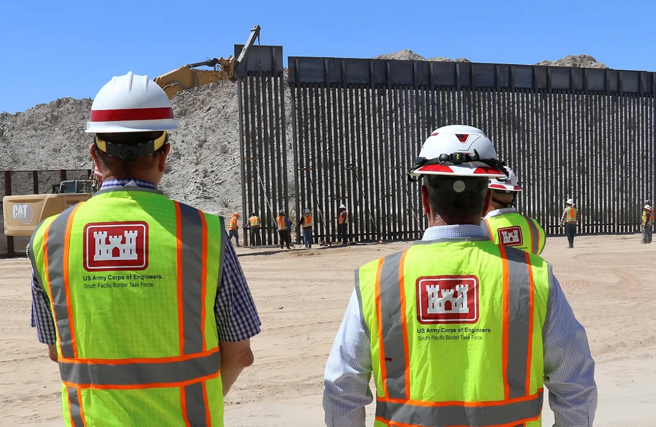 Военную базу США в Аризоне отгородили новым забором от мигрантов из Мексики