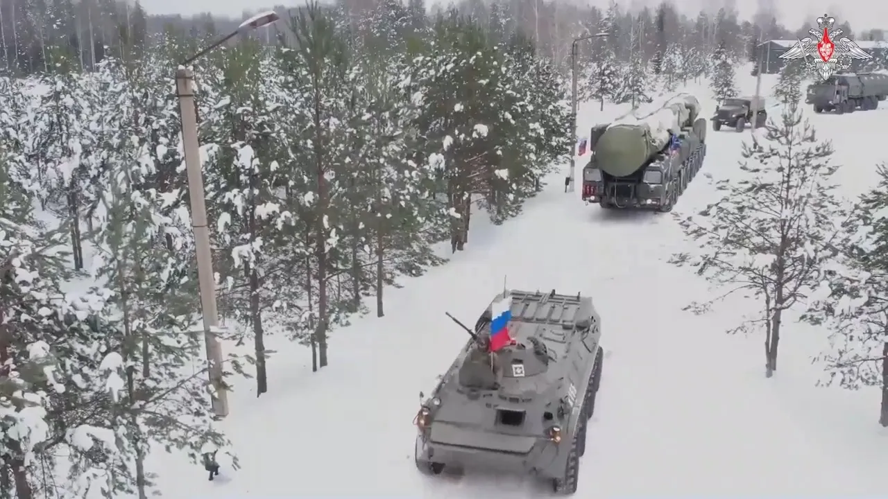 «Ярс» учится выживать - ракетные войска отрабатывают защиту от дронов в Сибири