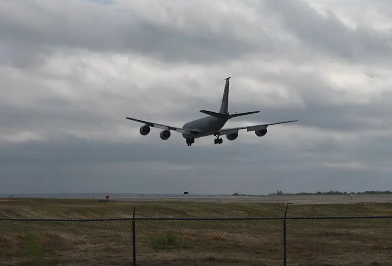 Топливозаправщик KC-135R Stratotanker ВВС США подал аварийный сигнал 7700