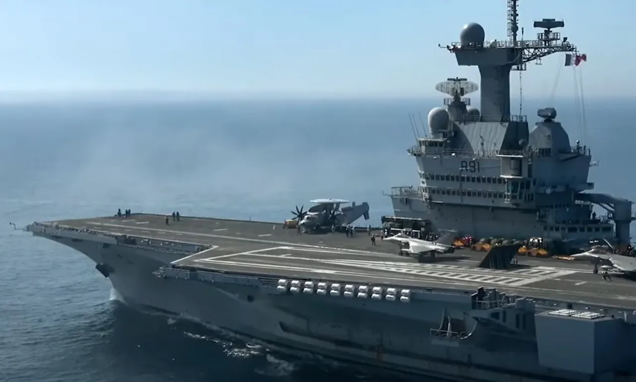 Авианосец «Шарль де Голль» не рискует входить в Красное море