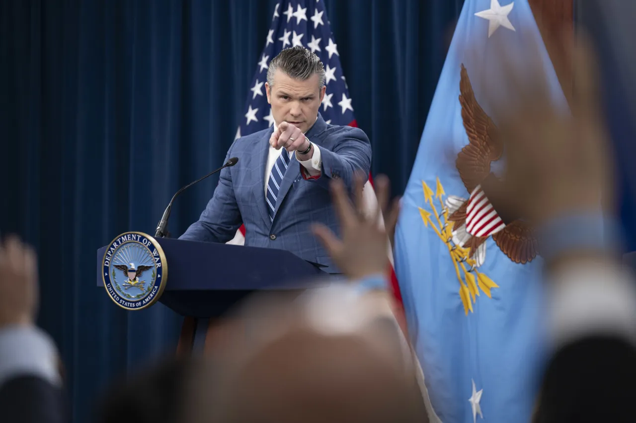 WSJ: нарастает борьба за влияние между главой Пентагона и министром армии США