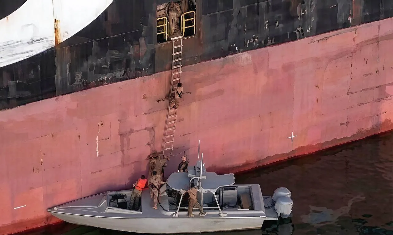 Показаны кадры высадки десанта КСИР на контейнеровоз в Ормузском проливе