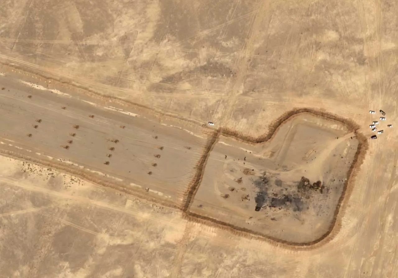 Появились снимки аэродрома под Исфаханом: Иран засыпал ВПП кучами грунта