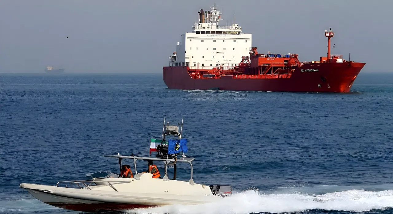 Несмотря на блокаду Ормуза ВМС США, Иран продолжает погрузку нефти на танкеры