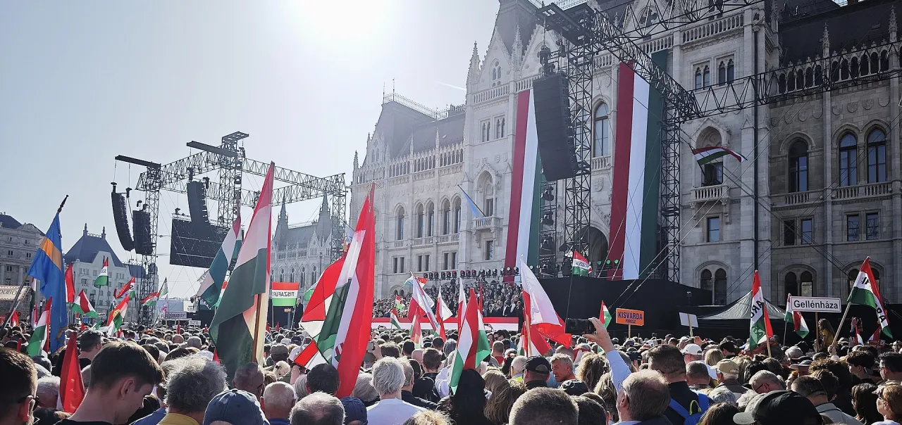Брюссель опасается победы партии Орбана на парламентских выборах в Венгрии