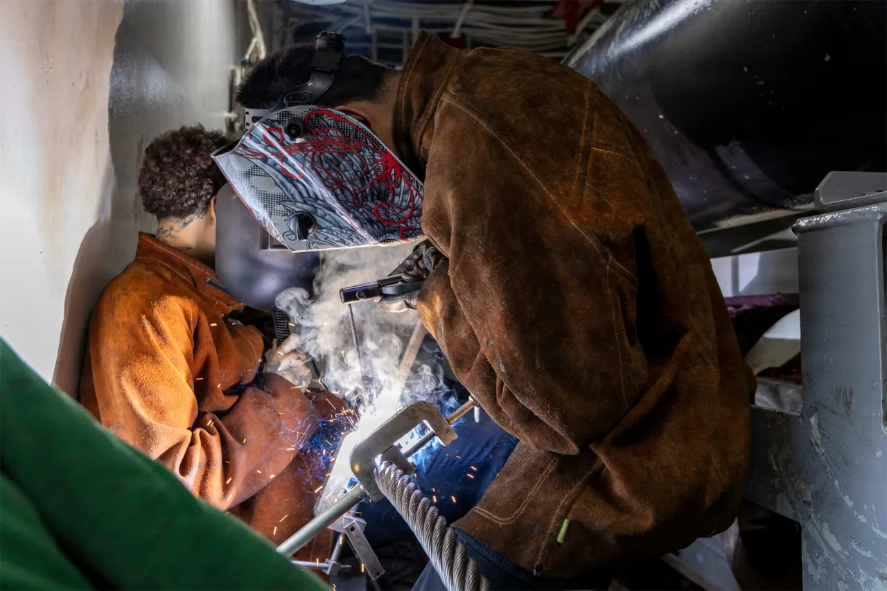 Фото «сваривающих трос» матросов в походе на USS Abraham Lincoln вызвало вопросы