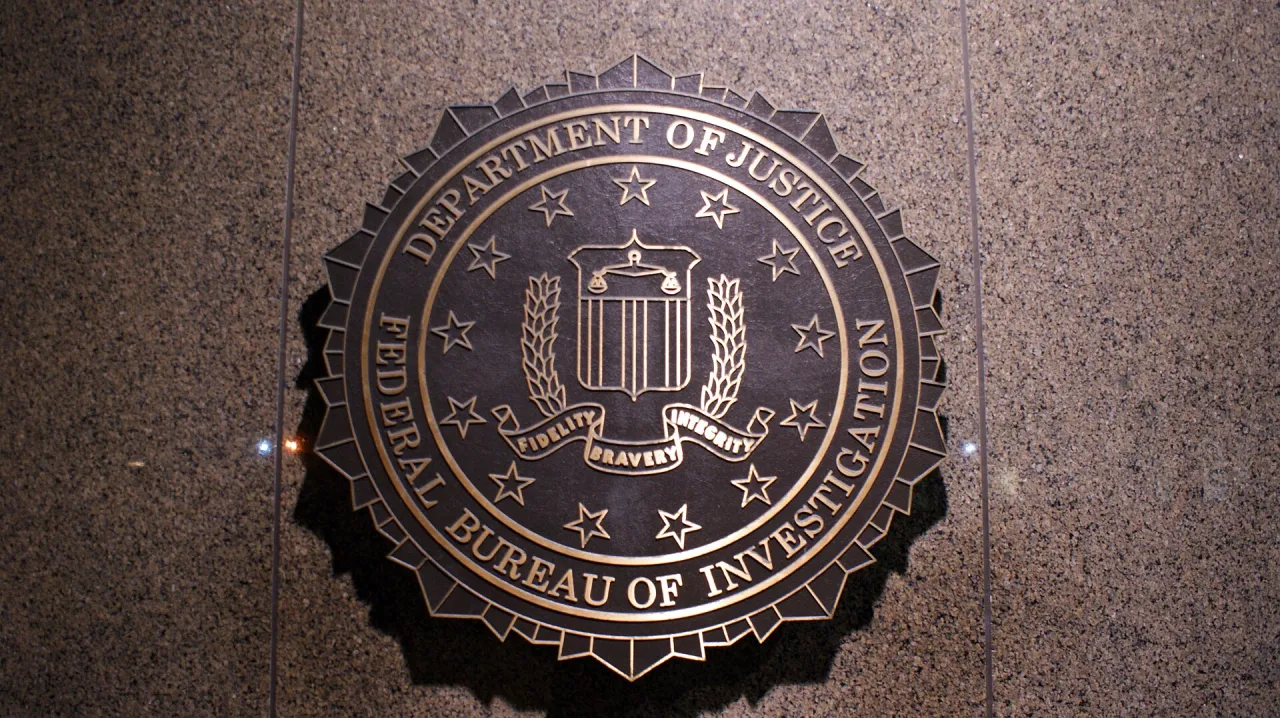 ФБР арестовало бывшего сотрудника Пентагона, передававшего СМИ секретные данные