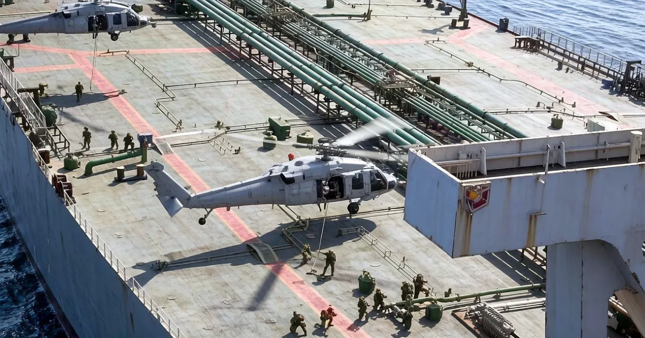 Показан захват десантом ВМС США второго иранского танкера в Индийском океане