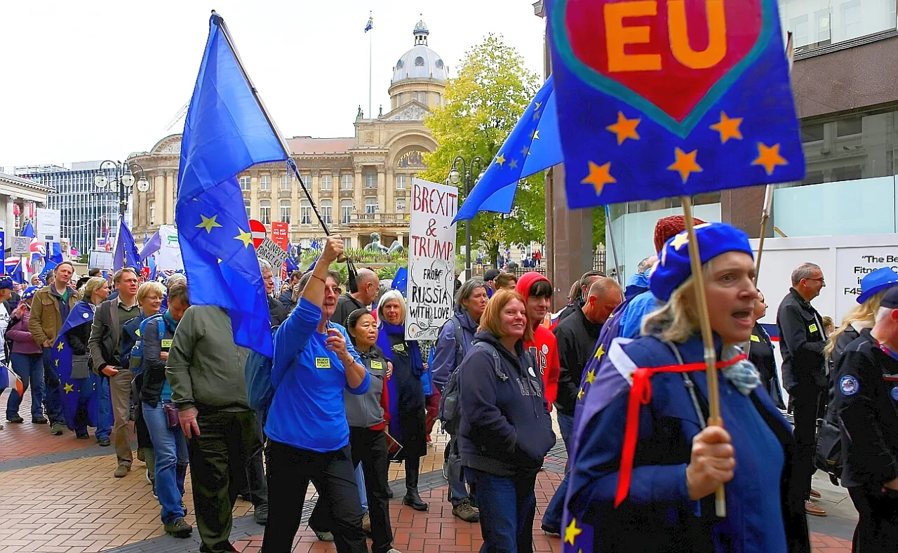 Более половины британцев через 10 лет хотят обратно в Евросоюз