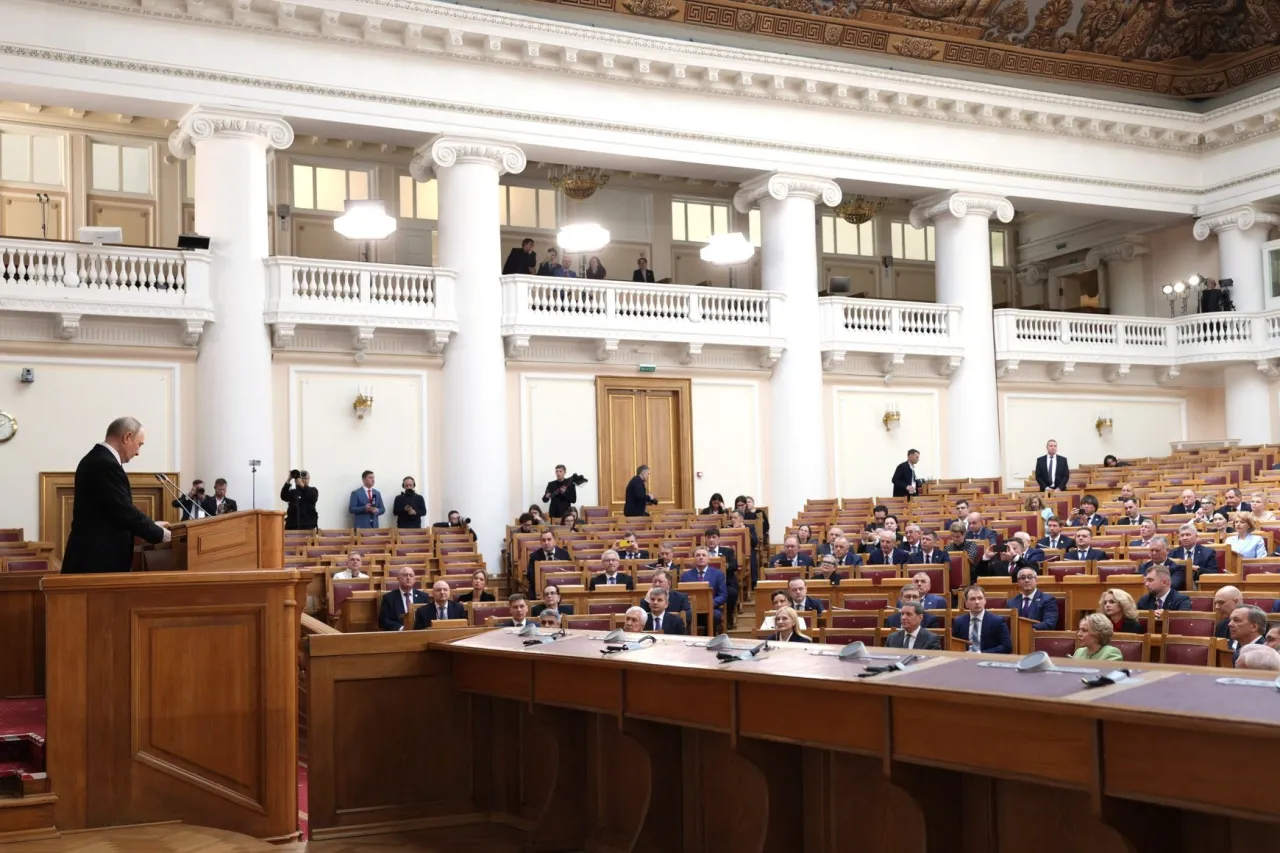 Путин: законодателям нельзя зацикливаться только на барьерах и ограничениях