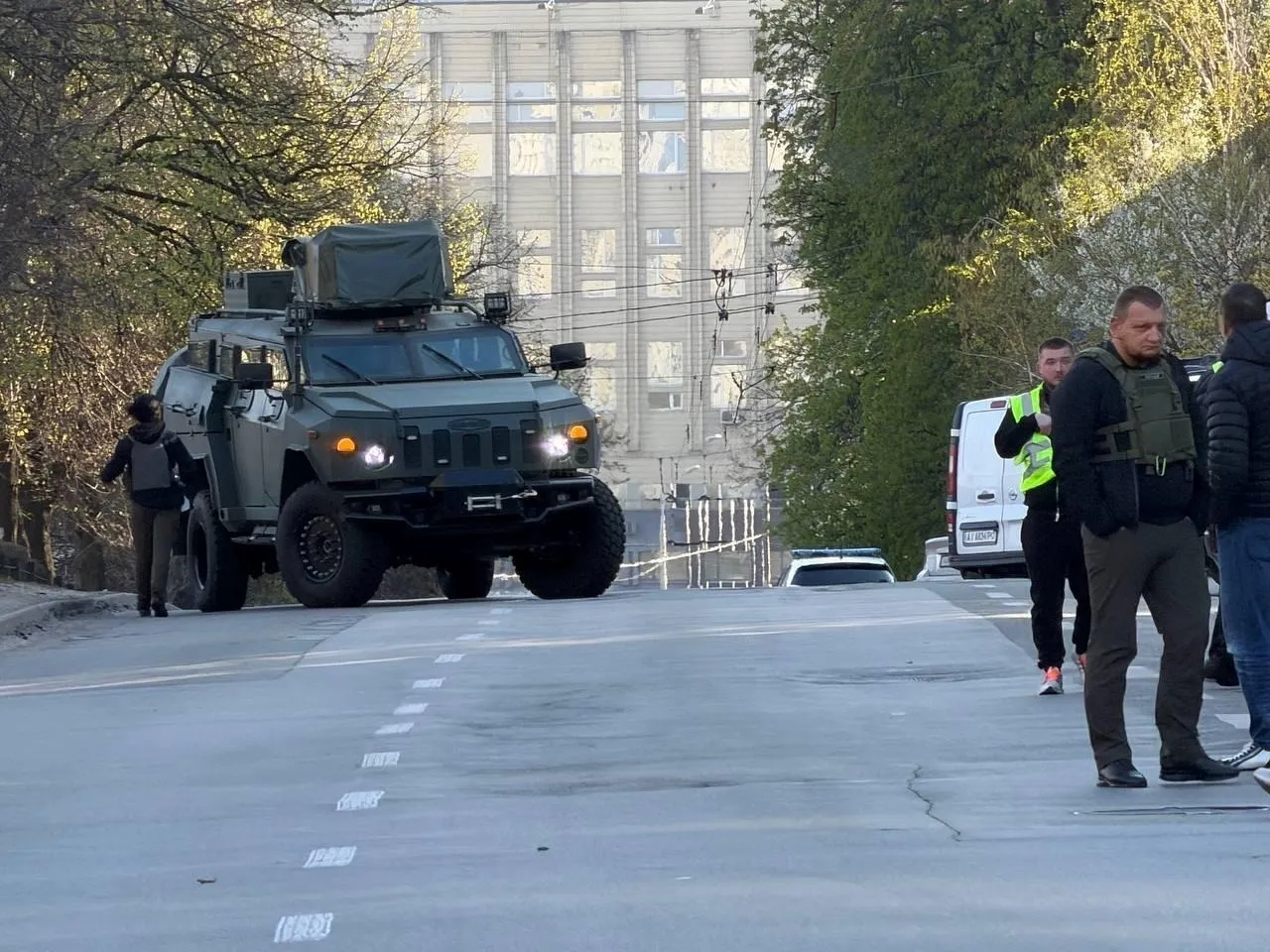 В Киеве вооружённый автоматом мужчина расстрелял прохожих и захватил заложников