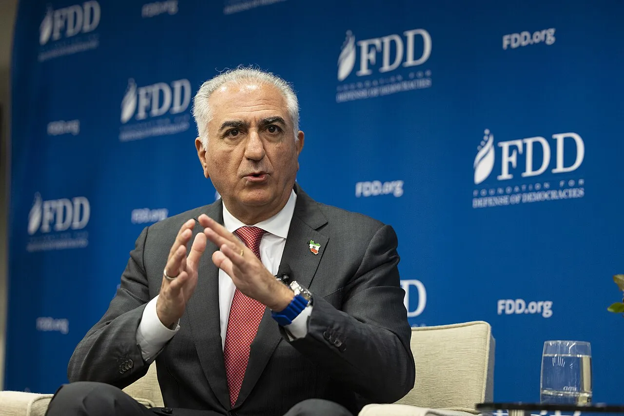 Сына иранского шаха Пехлеви облили краской после выступления в Берлине