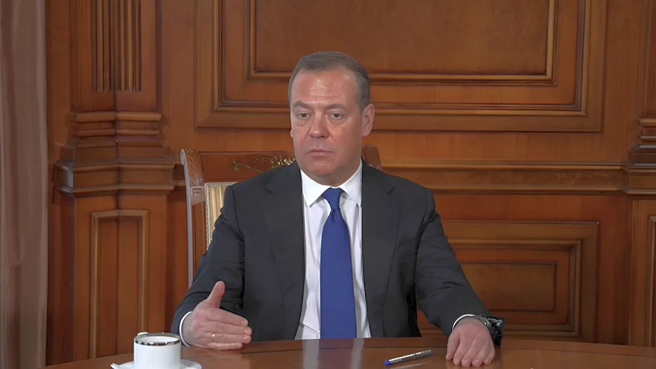 Медведев предложил ответить зеркально на введение пошлин на экспорт из РФ в ЕС