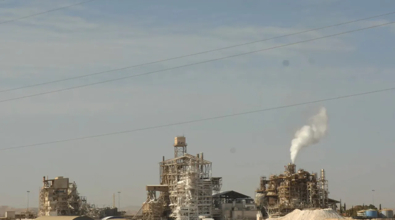 Иранская ракета поразила химзавод в крупнейшей промзоне Неот-Ховав на юге Израиля