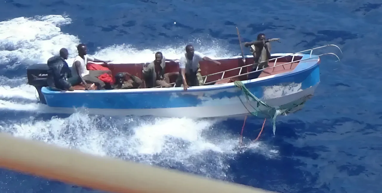 В районе Африканского Рога активизировались сомалийские пираты: захвачен танкер