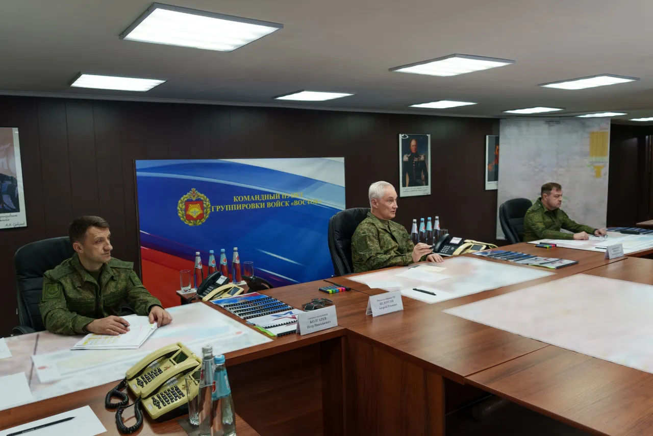 Военные доложили Белоусову о подключении БПЛА к станциям спутниковой связи