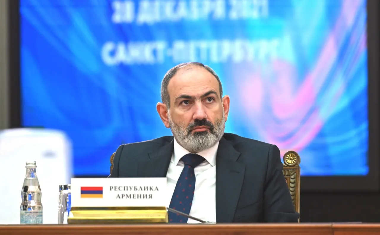 Экс-глава МИД Армении: Пашинян по кусочкам сдаёт страну, значок которой на груди