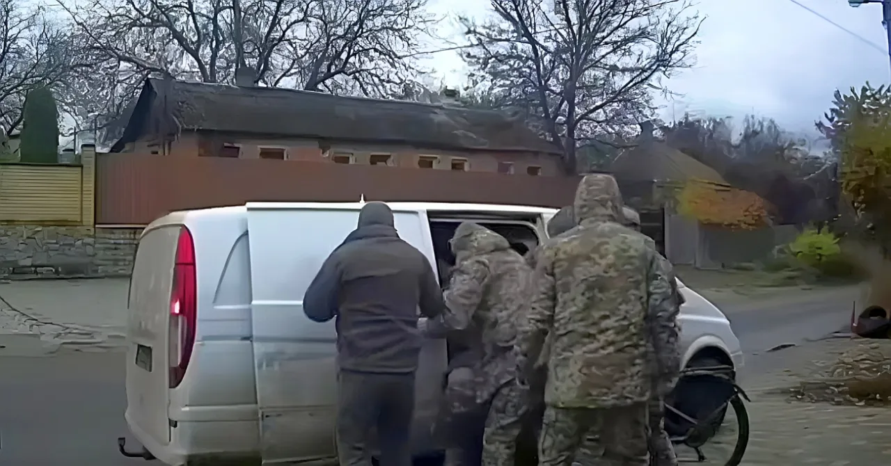 В Измаиле группа мужчин прогнала сотрудников ТЦК, схватку сняли на видео