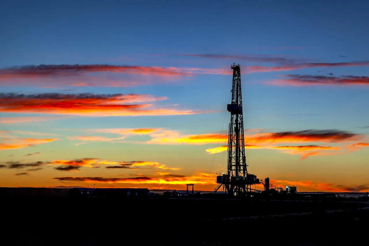 Западные эксперты: высокие цены на нефть сохранятся как минимум до конца года