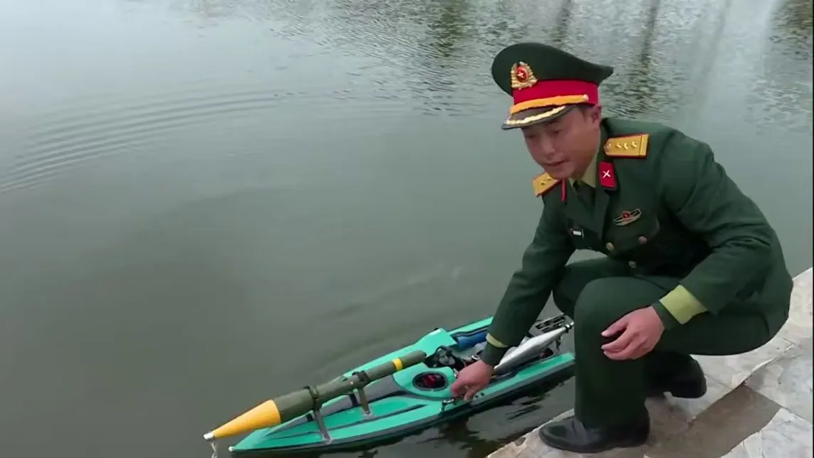 Армия Вьетнама демонстрирует малогабаритный водный дрон-камикадзе
