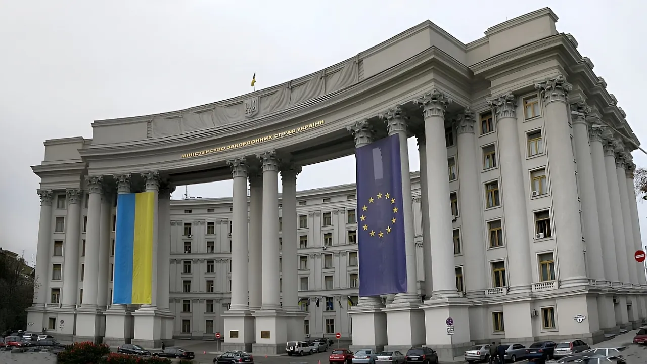 К атакам ВС РФ «привыкли»: ЕС не будет отзывать дипломатов из Киева на 9 мая