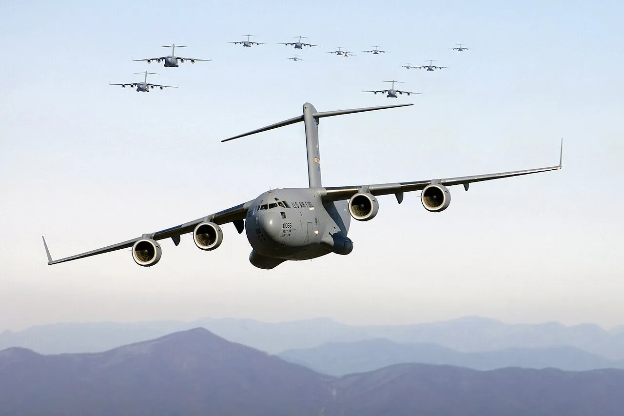 Транспортники C-17A ВВС США сегодня весь день летят на  Ближний Восток