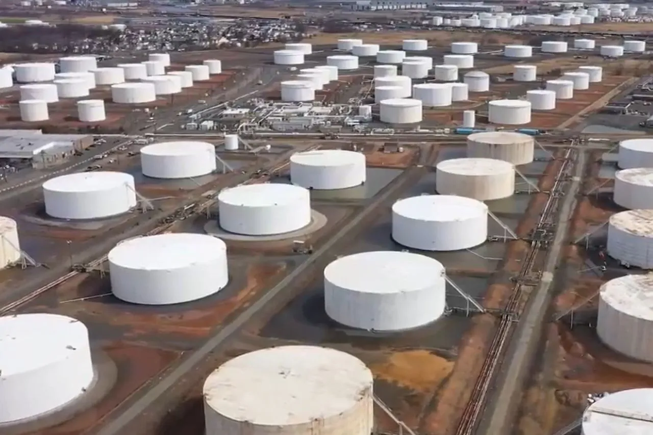 Запасы сырой нефти и нефтепродуктов США снизились до минимума за два десятилетия