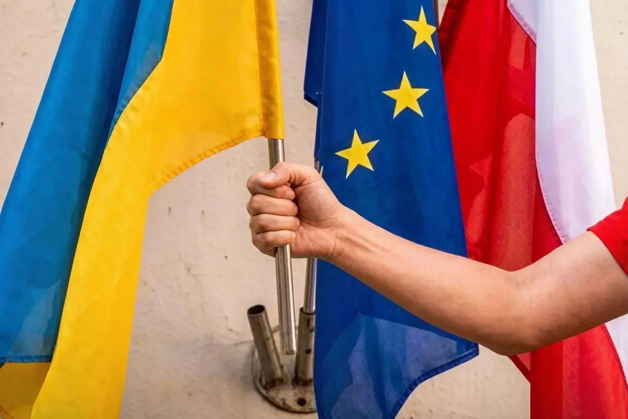 Кандидат в мэры Кракова демонстративно выбросила в мусорник флаги Украины и ЕС