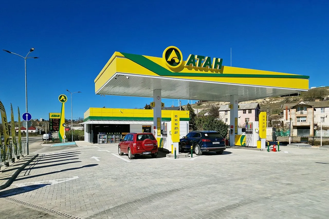 На ряде автозаправок Севастополя в открытой продаже появился бензин