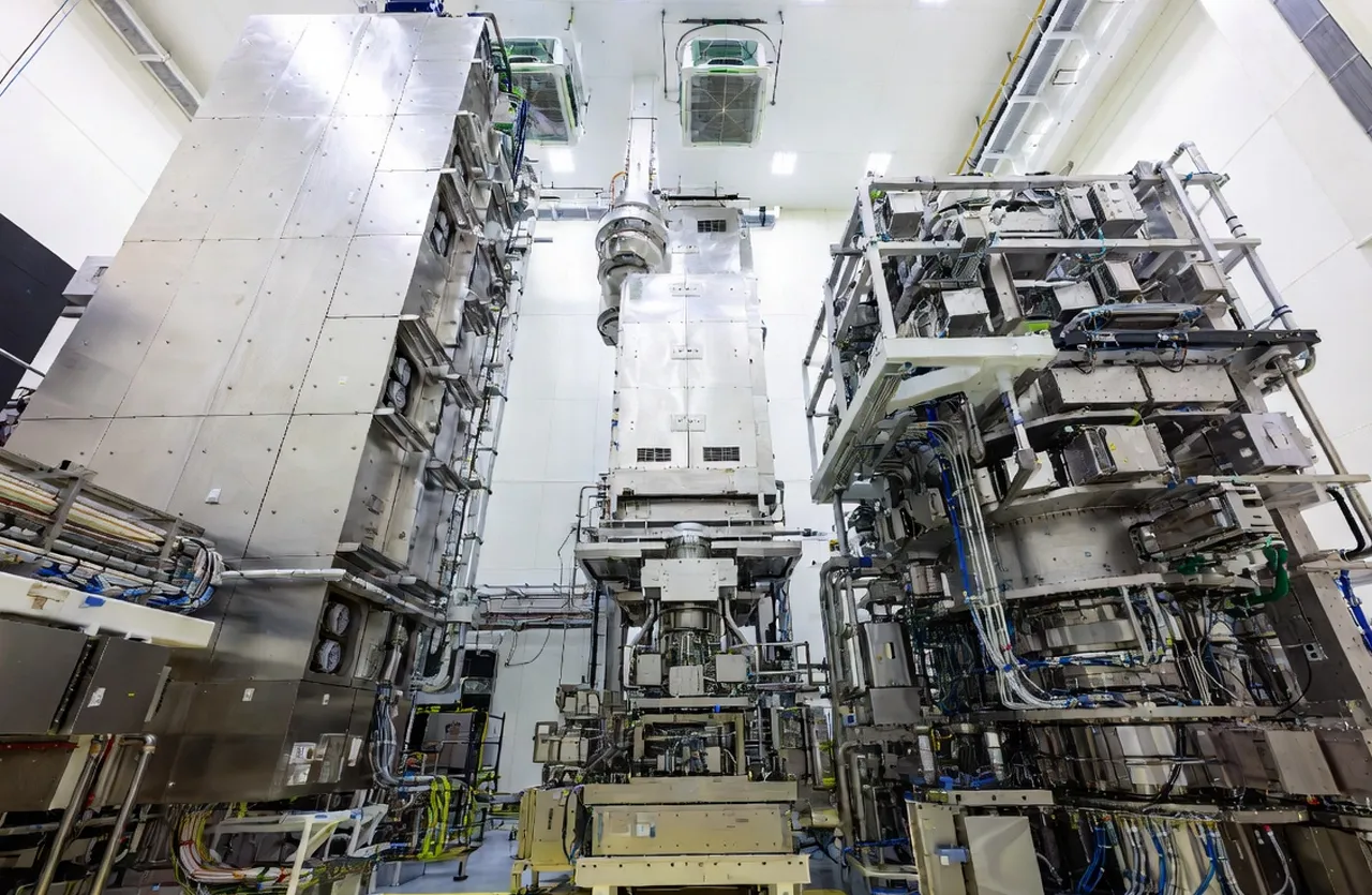 Китай назвал анекдотом слова США о «секретной» отправке 180-тонного EUV-сканера