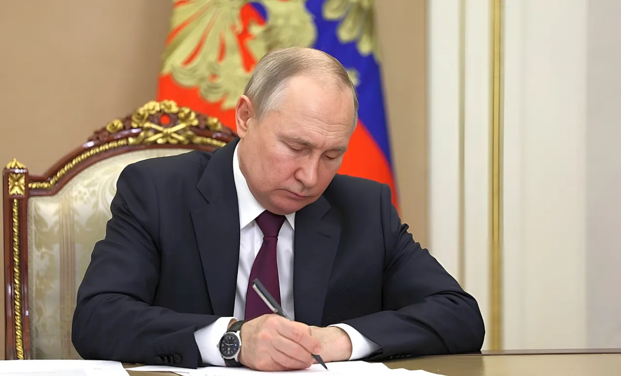Путин подписал закон об аресте имущества дискредитирующих Россию из-за границы