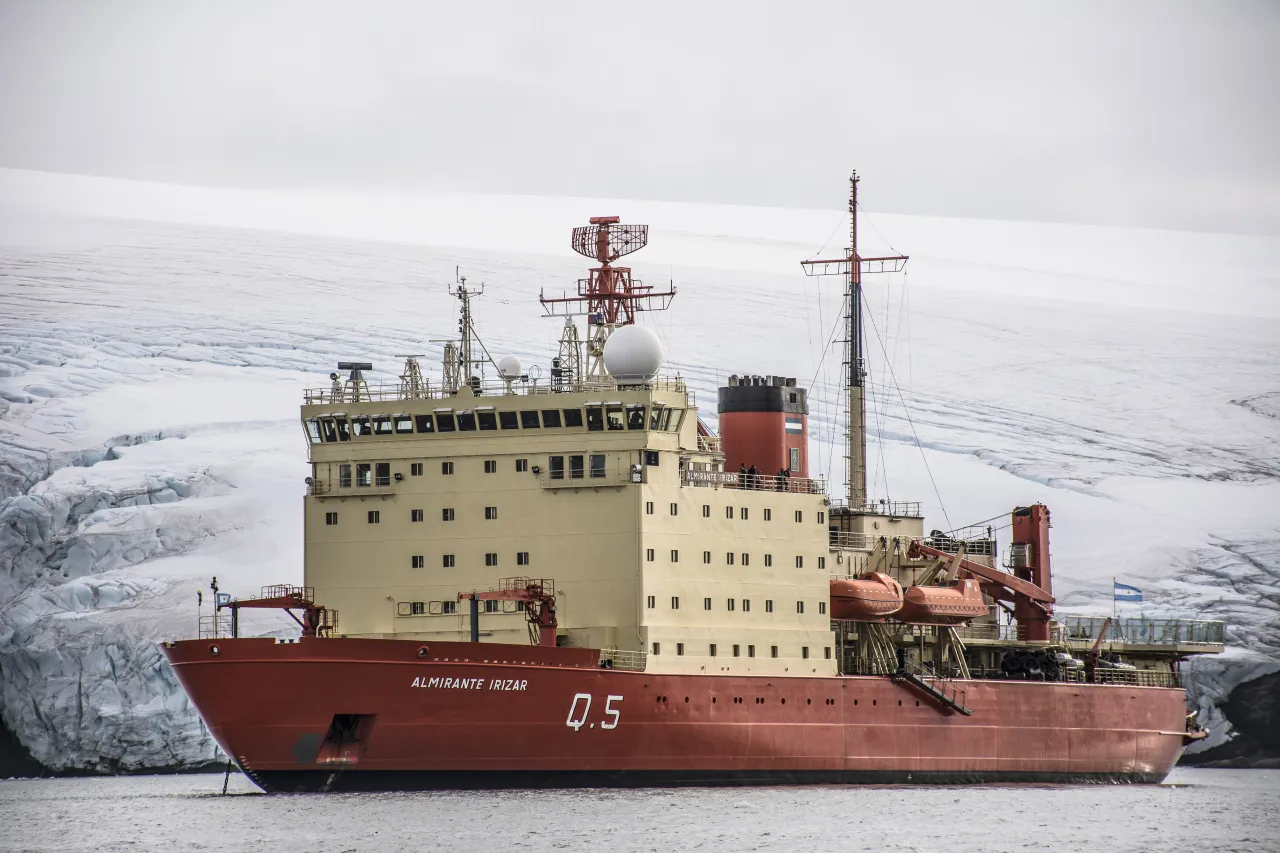 Ледокол ARA Almirante Irízar в Антарктике