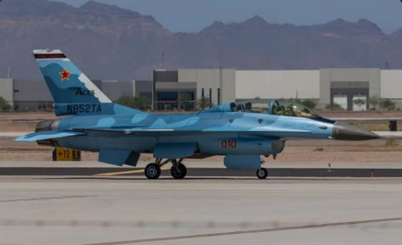 Американский F-16B в российской расцветке замечен на авиабазе ВВС США в Аризоне