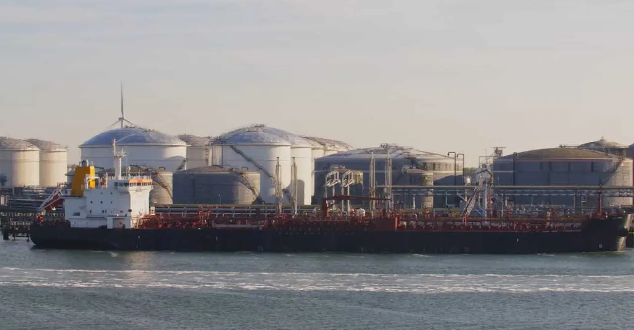 На фоне обмена ударами между США и Ираном нефть пошла в рост