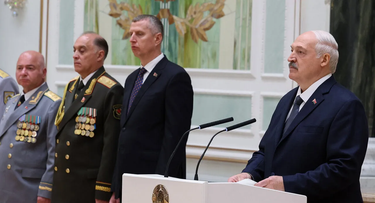 Лукашенко: Белоруссия не хочет воевать, но и голову перед врагом не склонит