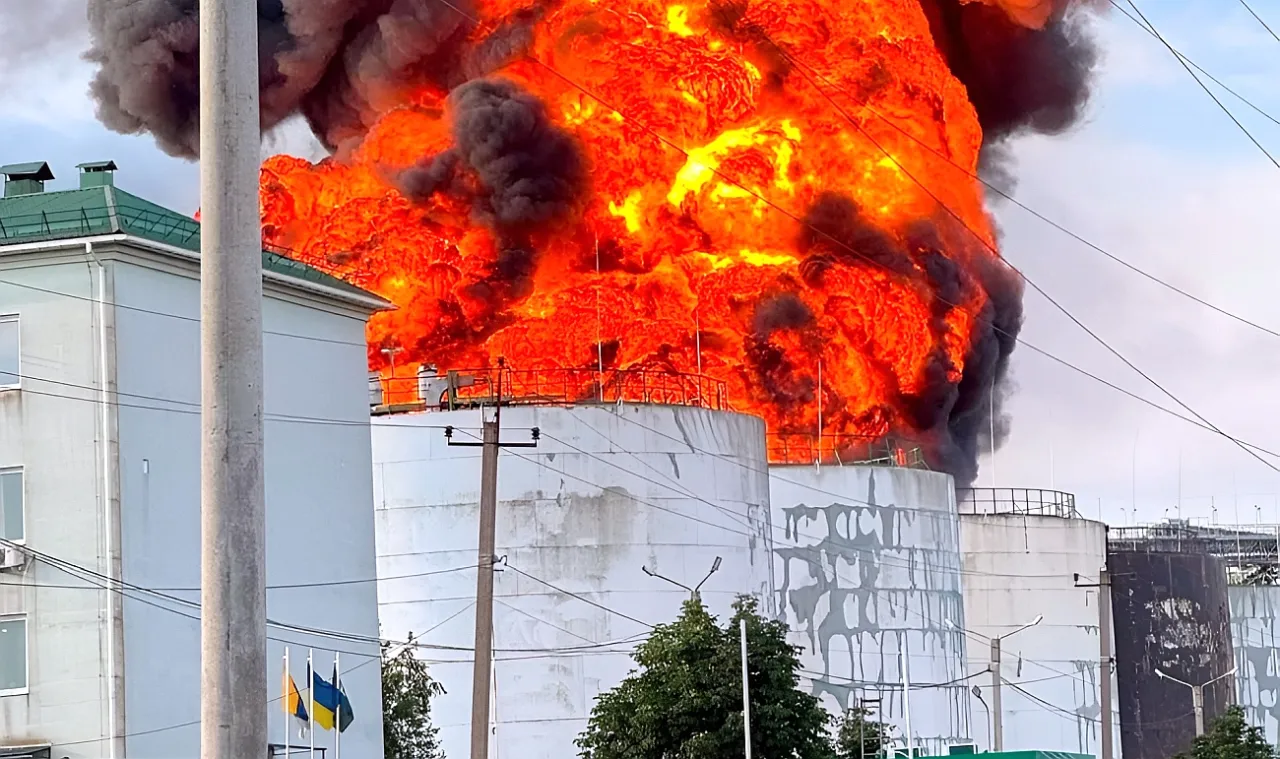 Показано видео сгоревших резервуаров нефтебазы близ порта «Южный» под Одессой