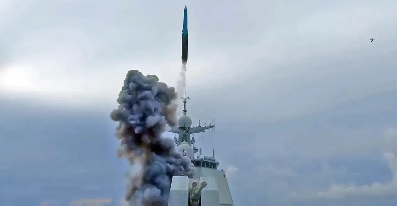 Китай показал запуск гиперзвуковой ракеты YJ-20 с эсминца типа 052D