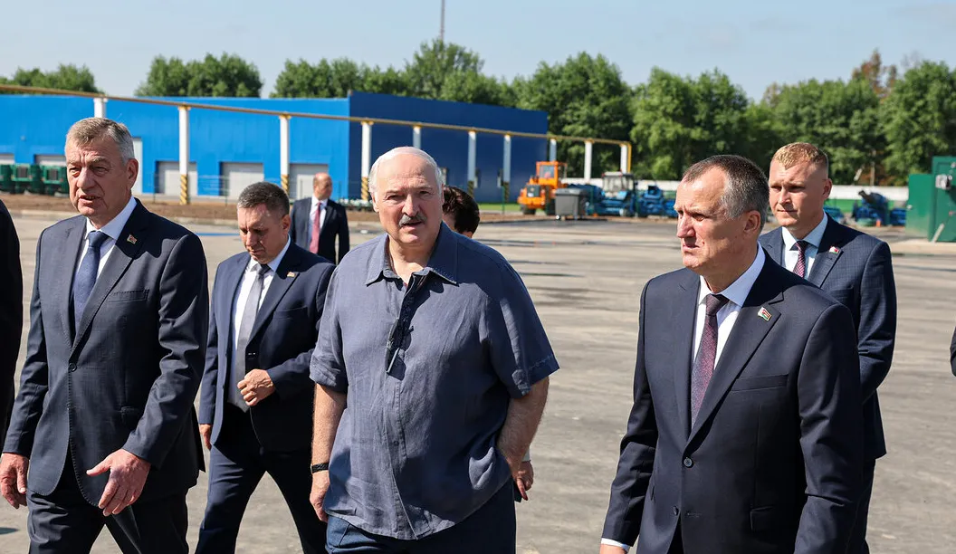Лукашенко: Все плохо работающие чиновники должны служить на границе с Украиной