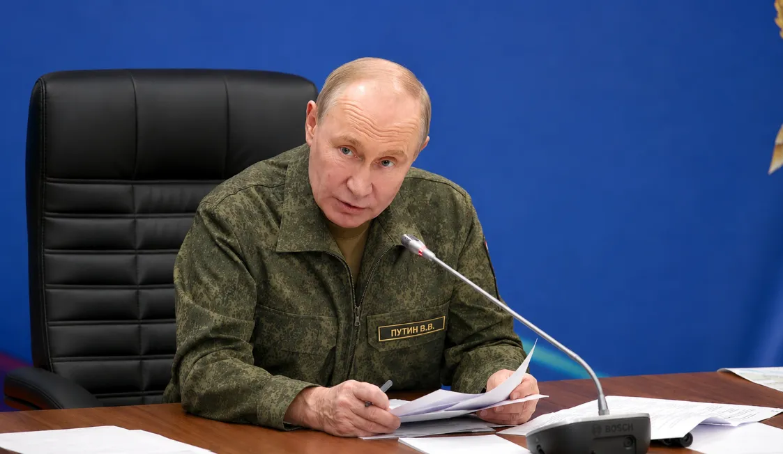Le New York Times a révélé la « signification cachée » de l'apparition de Poutine en uniforme militaire au poste de commandement.