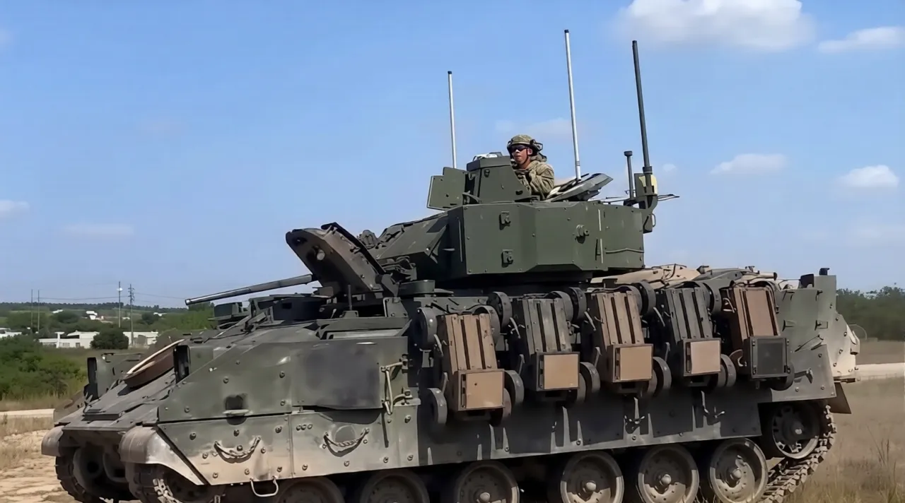 Возможное будущее бронетехники: показана БМП Bradley, перевозящая пять НРТК с ИИ