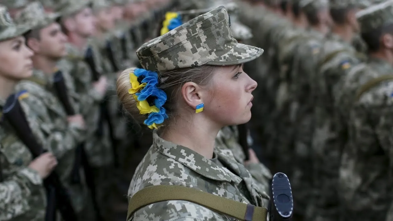 Бездетных украинок предлагают отправлять на фронт наравне с мужчинами