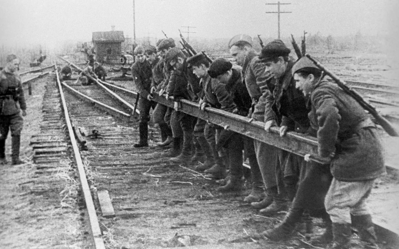 Тыл под ударом: как считали живучесть железных дорог