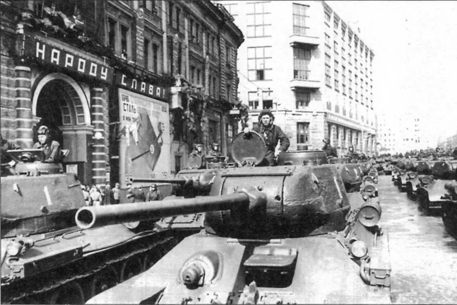 80 лет первому параду Кантемировской дивизии