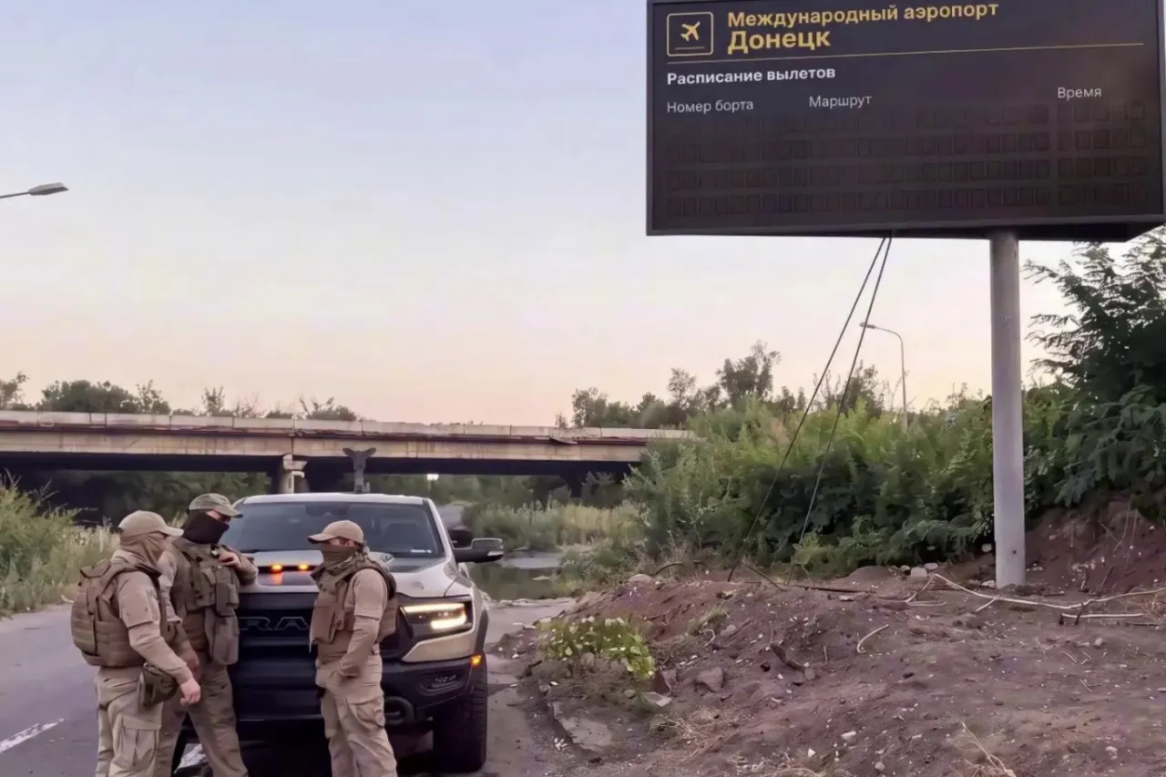Возле Донецкого аэропорта появилось «расписание» вылетов «Гераней»