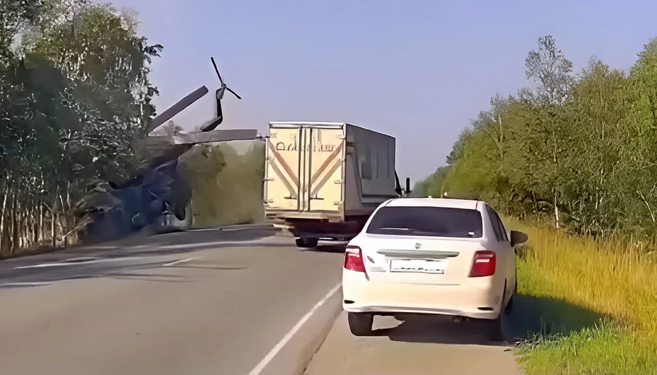 Показано видео жёсткой посадки вертолёта Ми-8 вблизи с трассой на Сахалине