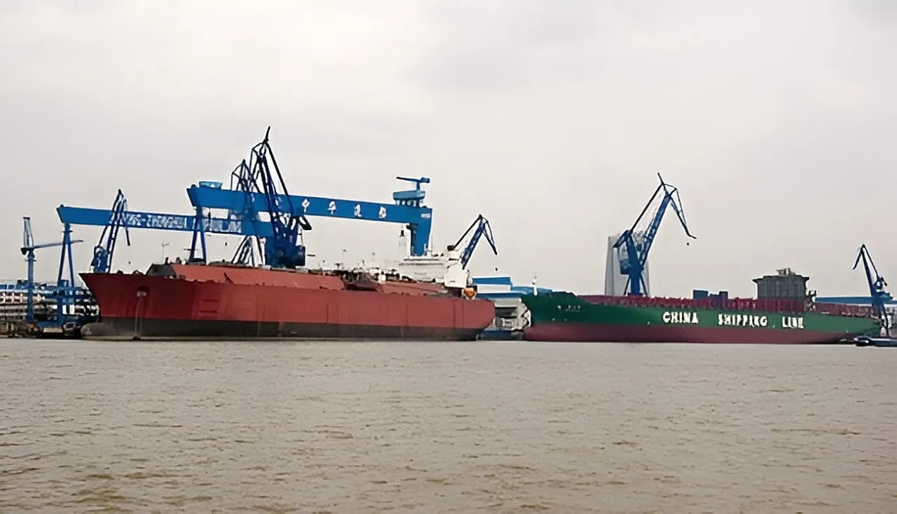 Китай строит для ВМС первый в мире корабль-носитель больших подводных дронов