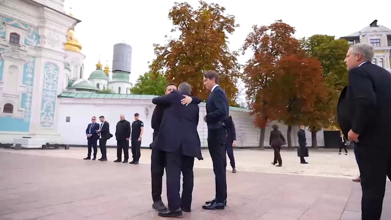 «Нам нужен мир»: Зеленский заключил Уиткоффа и Кушнера в объятия в Киеве