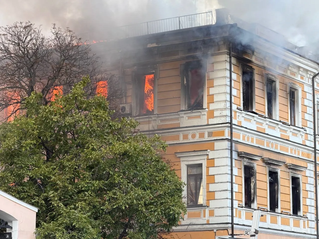Помогали разрабатывать ракеты: в Киеве уничтожено здание Академии наук Украины