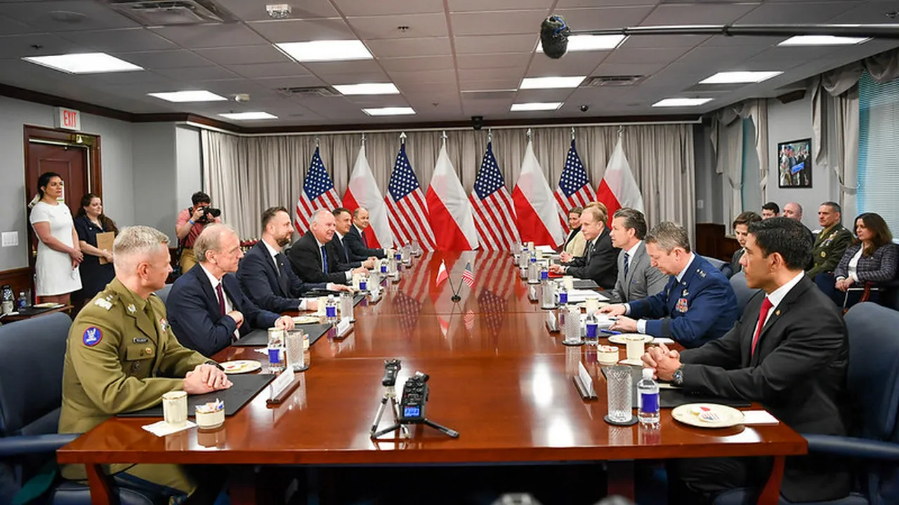 Польша хочет разместить войска США, но и не раздражать этим Россию